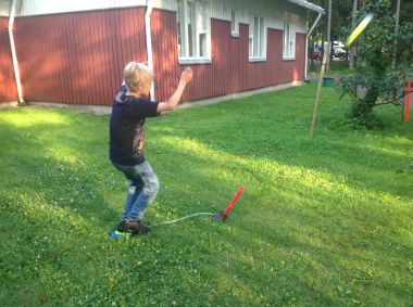 Hyppyvpomalla lentävä raketti