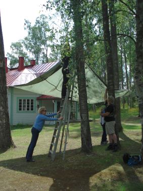 Askartelupajan katosta pystytetään